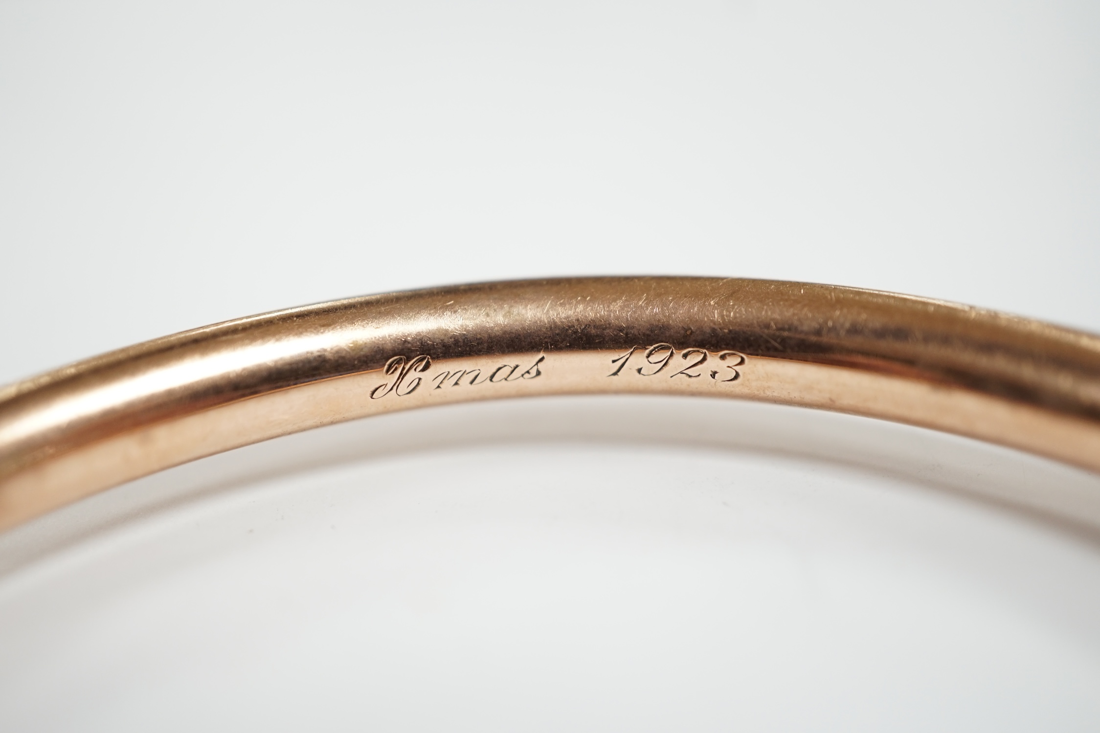 A George V 9ct gold hollow bangle, interior diameter 67mm, 13.8 grams.